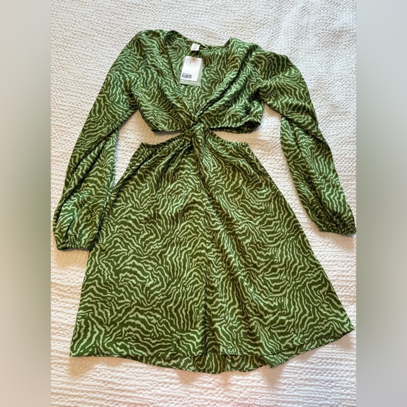 NWT Knot Detail Cut Out Dress - Picture 2 of 2